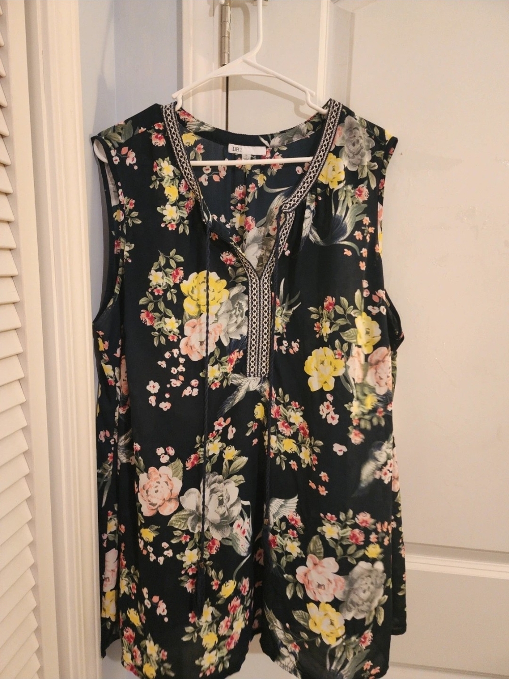 DR2 Black Sleeveless Floral Blouse with Embroidered V-Neck